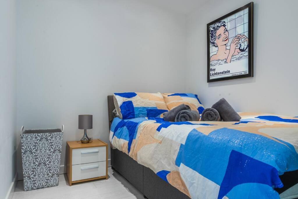 Cool Dalston Studio With Balcony And Gym London
